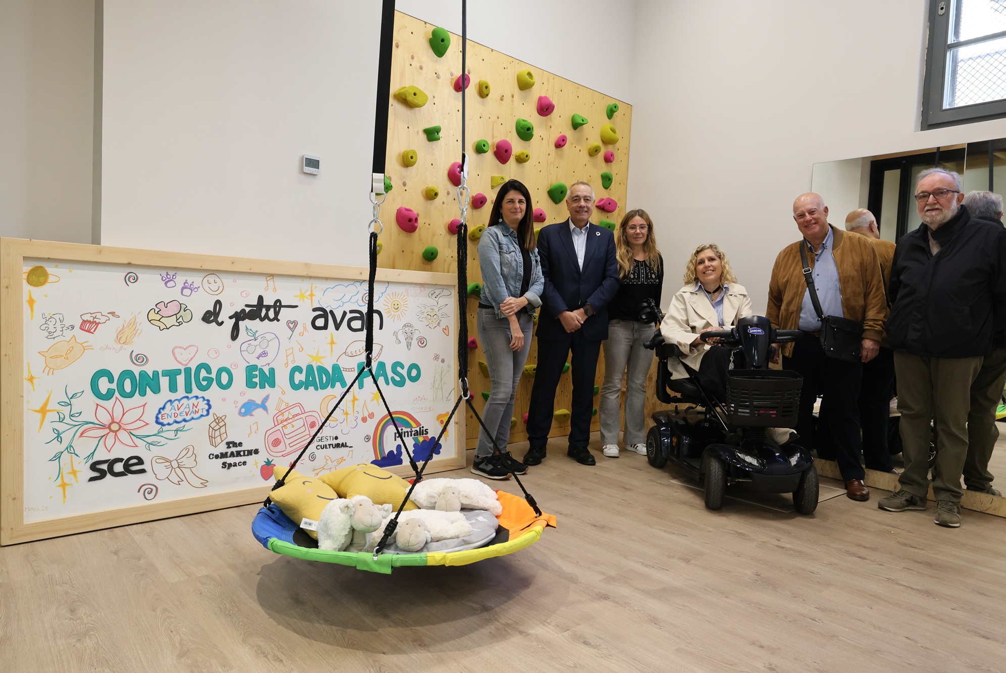 Pere Navarro visita el nuevo centro de la Fundación AVAN en Terrassa, que triplica la capacidad de atención neurológica en la ciudad gracias al apoyo del CZFB