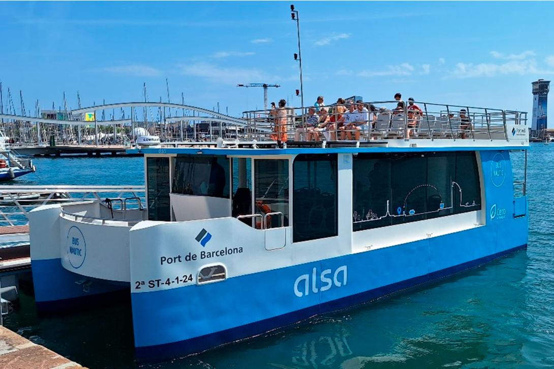 el bus nàutic, atracado en el muelle drassanes.