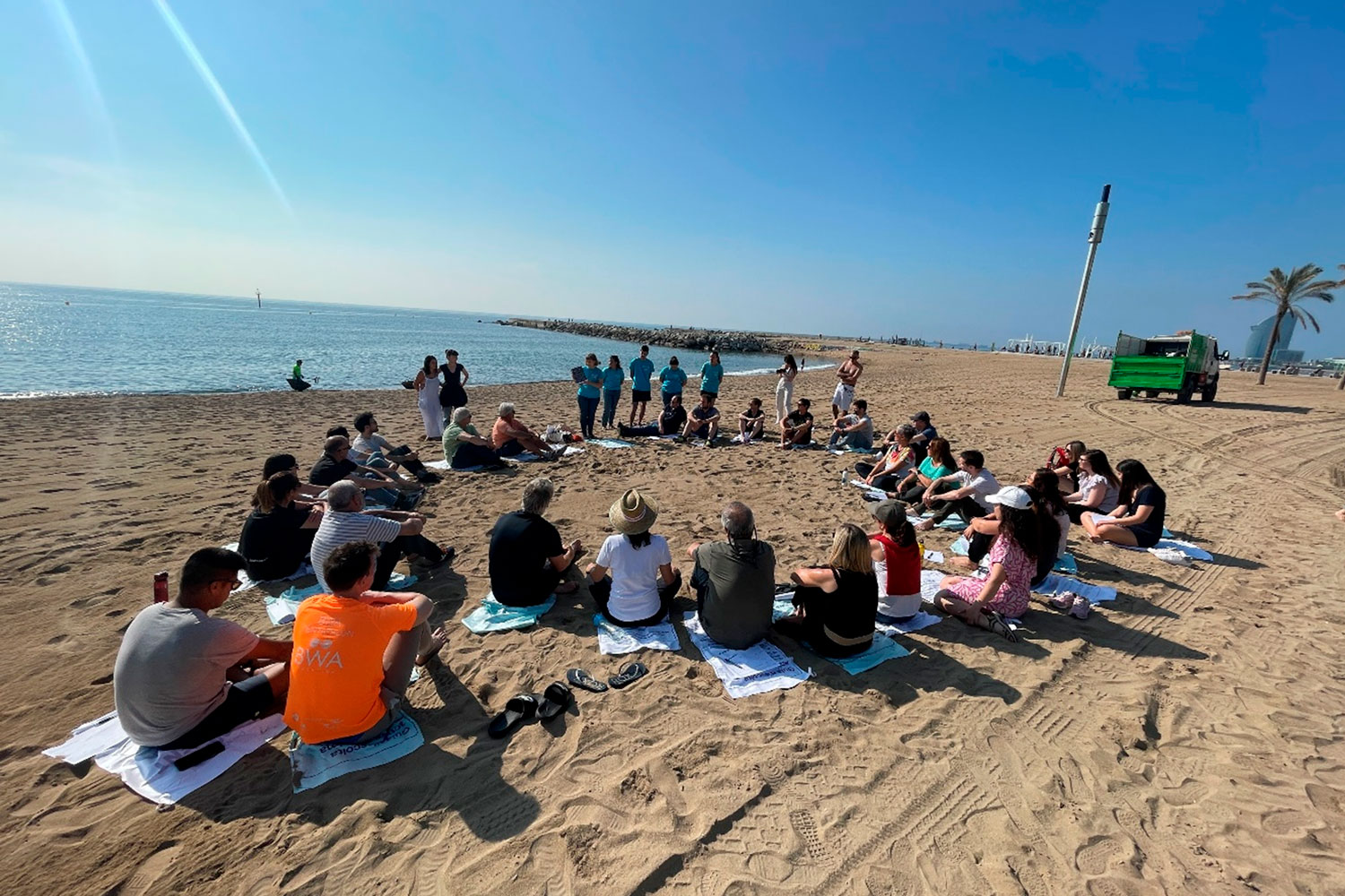 El Port celebra el Día del Medio Ambiente con una acción de sensibilización en la playa de la Barceloneta