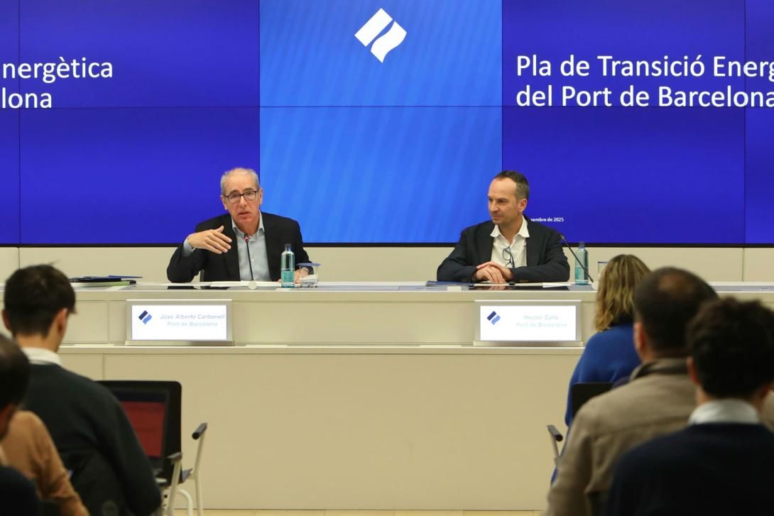 el presidente del port de barcelona, josé alberto carbonell, y el director de sostenibilidad ambiental y transición energética, hector calls, durante la presentación del plan de transición energética.