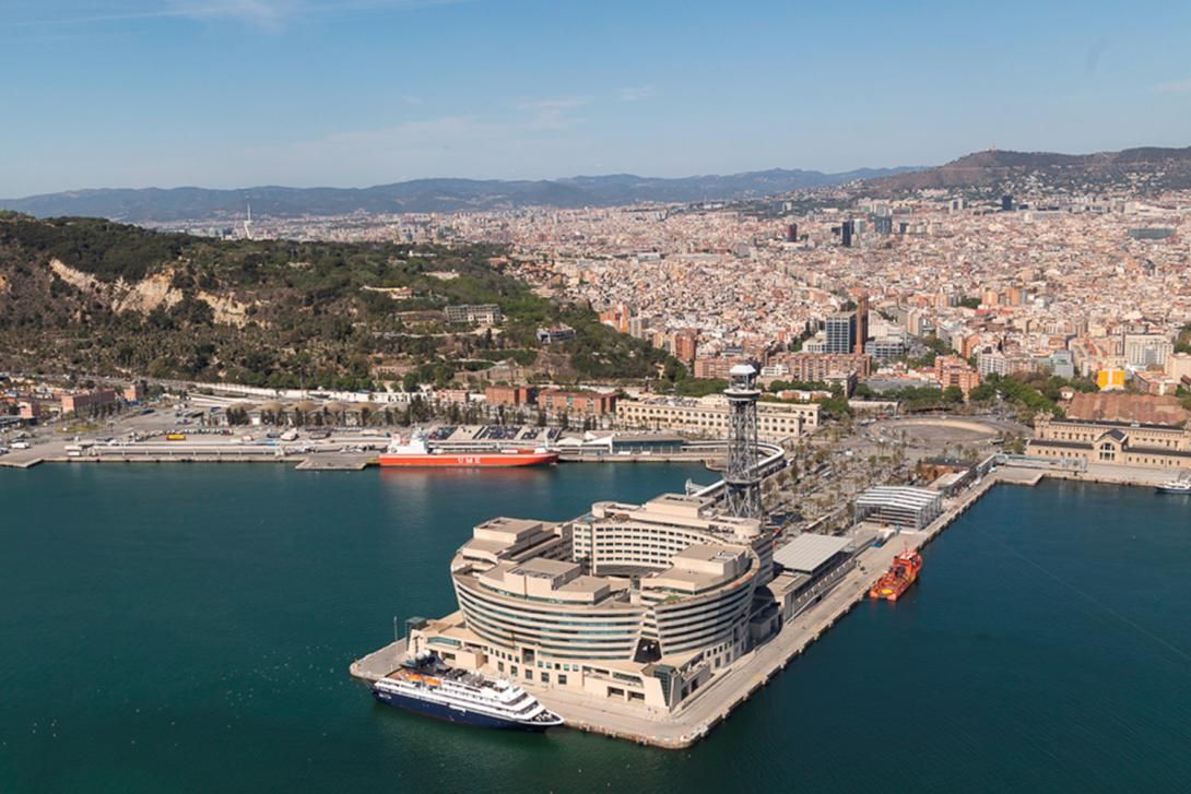 panorámica aérea del muelle barcelona.