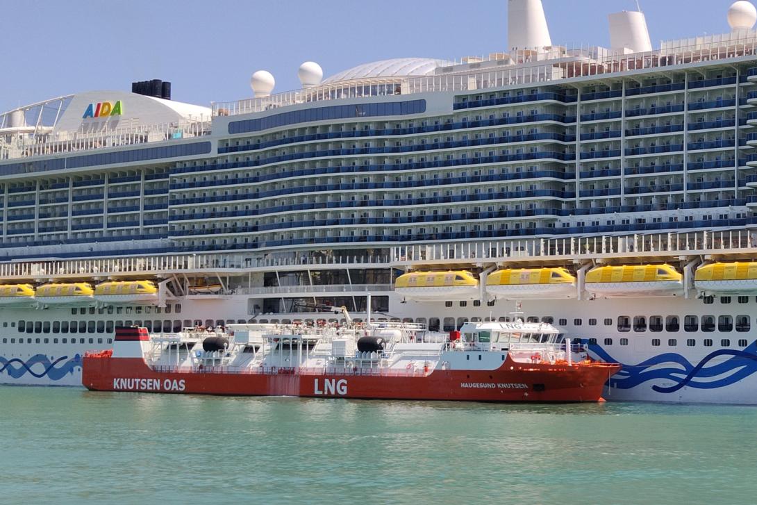 la gabarra haugesund knutsen durante unas operativas de suministro de gnl.