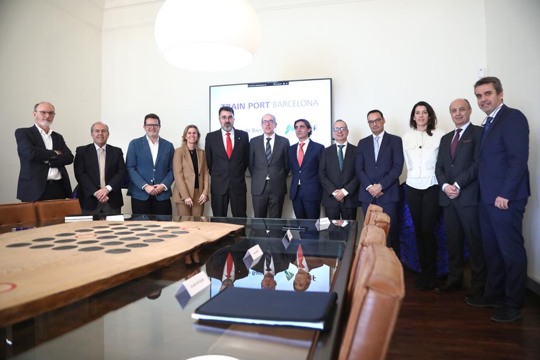 participantes en la firma de la creación de la sociedad train port barcelona.