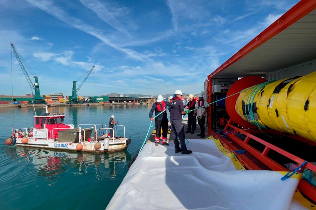la barrera del muelle de lepant, a punto de ser desplegada con motivo de una formación sobre su funcionamiento.