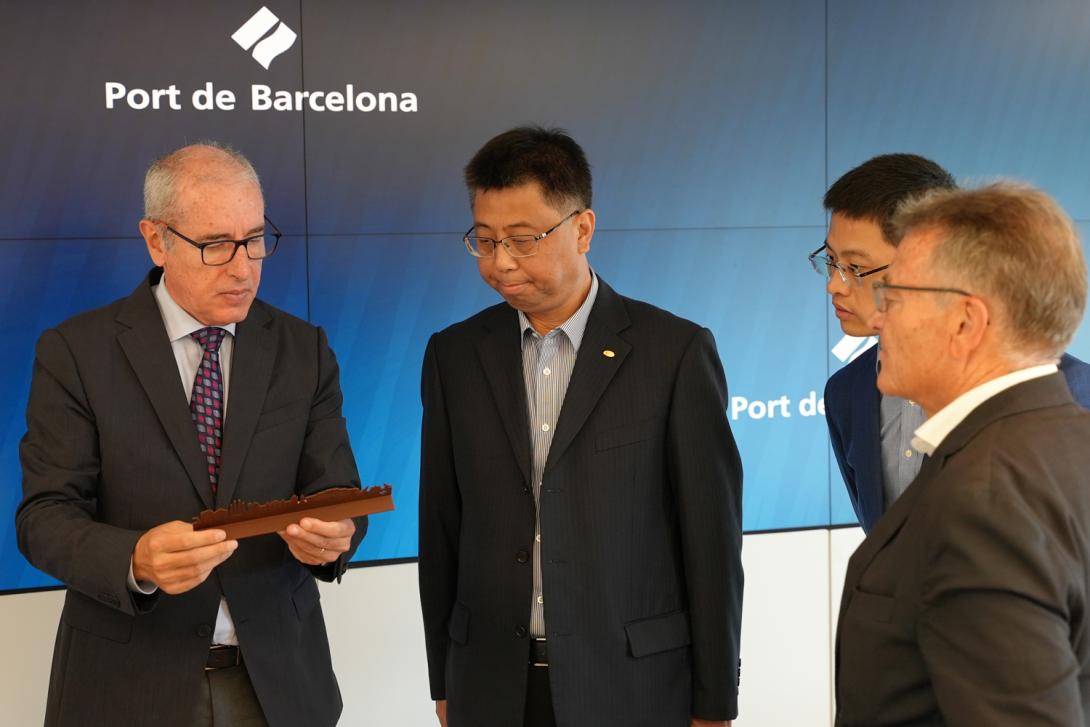 el presidente del port de barcelona, josé alberto carbonell, ha recibido a la delegación del puerto de shanghai.