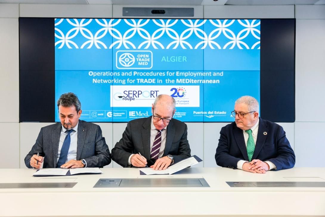 l presidente director general de serport, hedjal ryad; el presidente del port de barcelona y presidente de la escola europea, josé alberto carbonell; y el director de la escola europea intermodal transport, eduard rodés, en la firma del acuerdo.