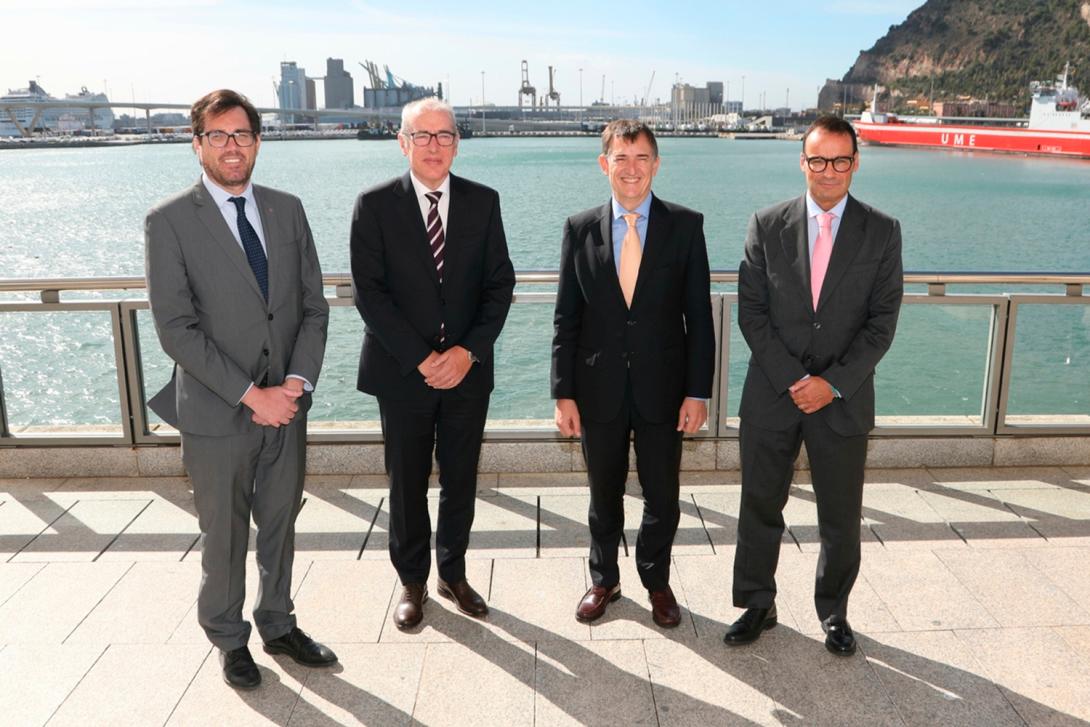 desde la izquierda, jaume baró, secretario de empresa y competitividad y consejero delegado de acciÓ, josé alberto carbonell, presidente del port de barcelona, andrés martín, fundador y ceo de elian, y Àlex garcia, director general del port de barcel