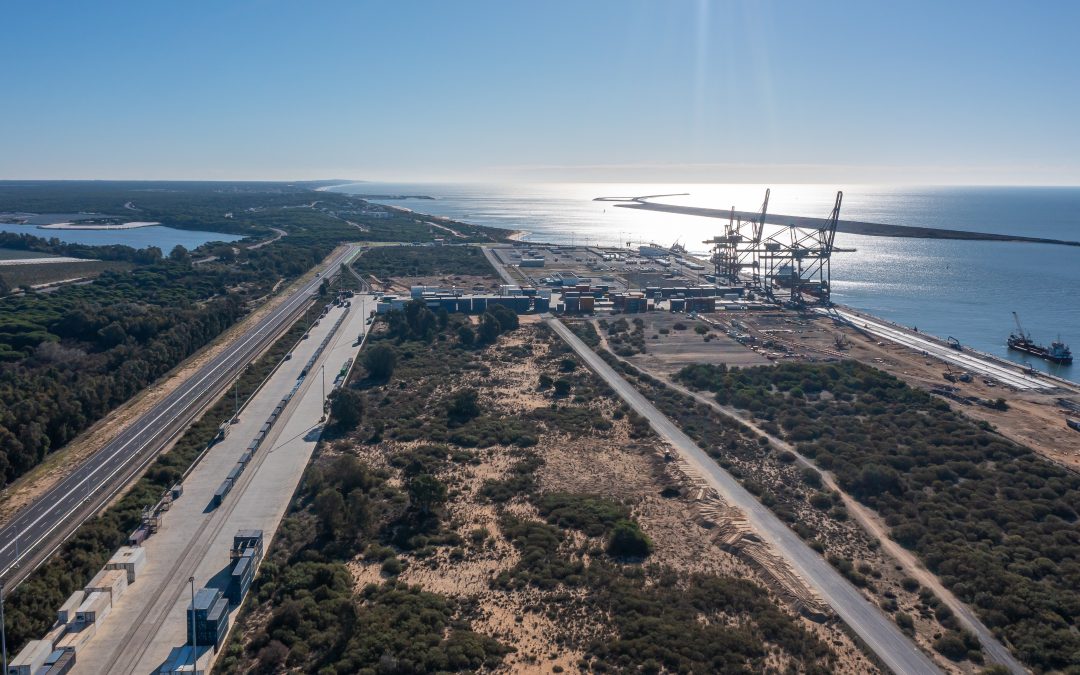el puerto de huelva iniciará pronto las obras para ampliar la terminal ferroviaria del muelle sur, con una inversión que supera los 7,7 millones de euros.