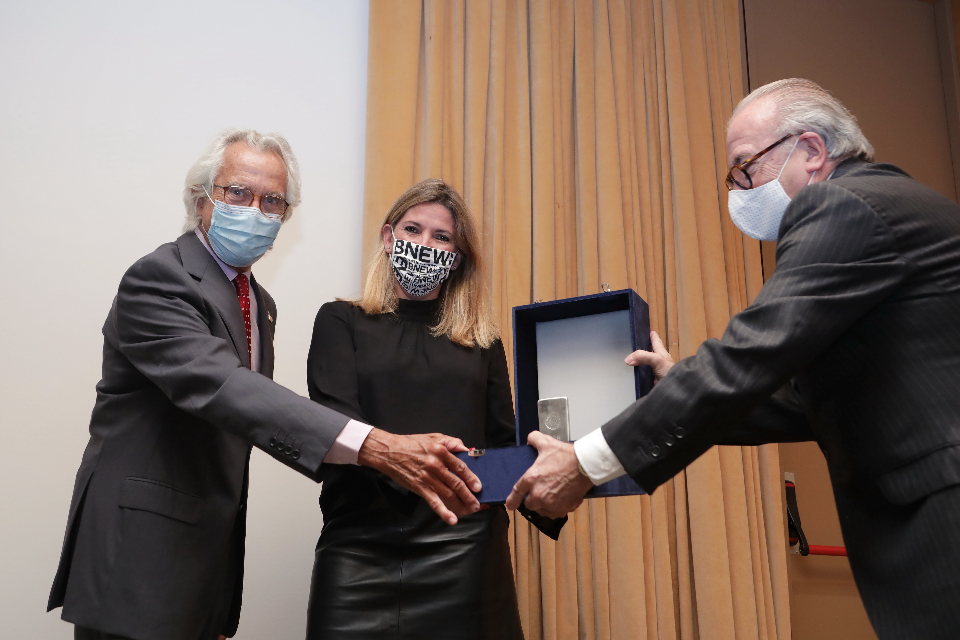 momento de entrega del premio a blanca sorigué