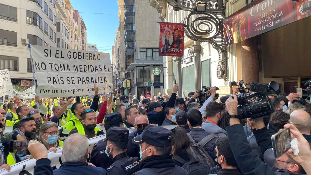 este sábado cientos de transportistas se han manifestado por las calles de barcelona en protesta por la nueva zona de bajas emisiones que entrará en vigor en 2022.