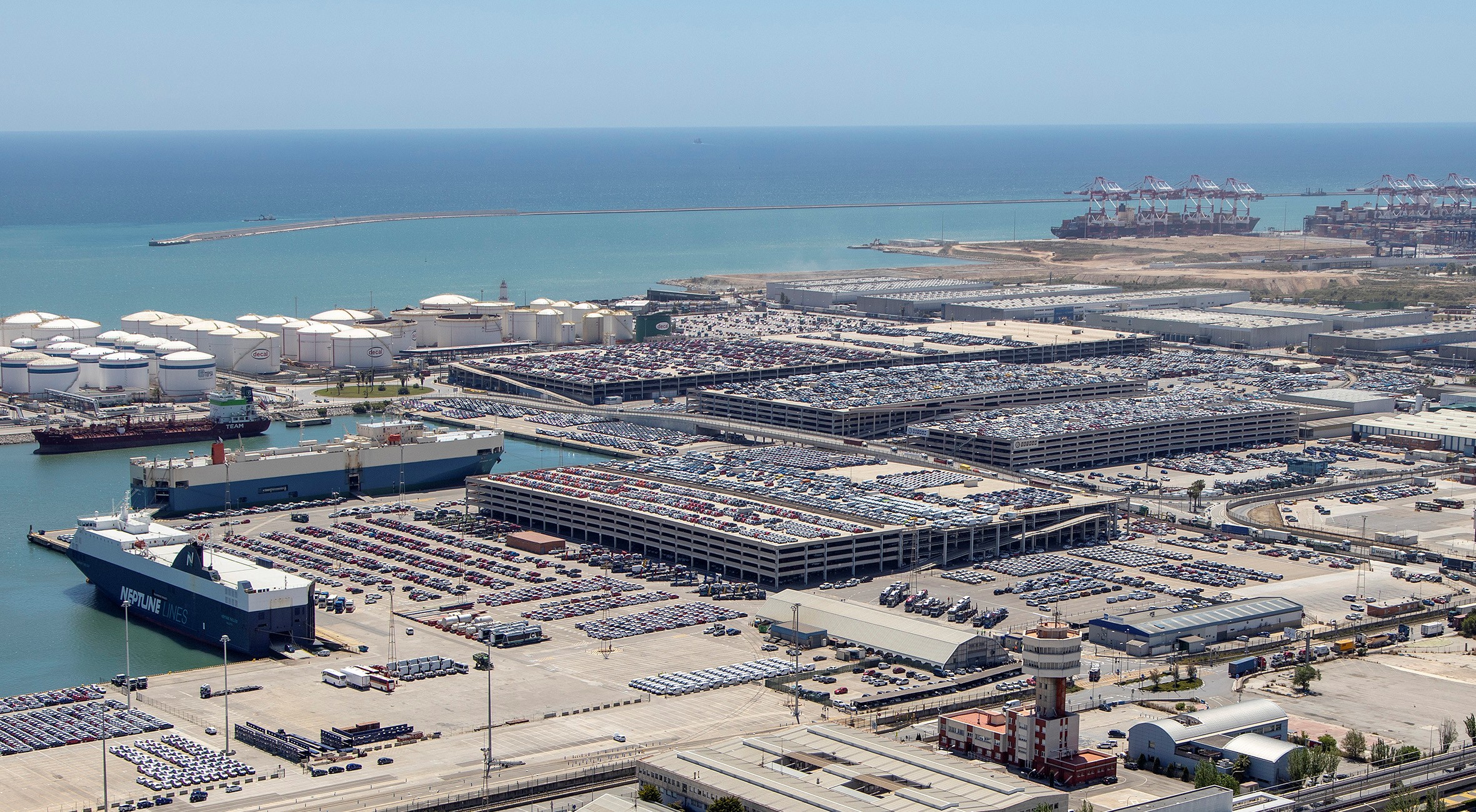 Barcelona acelera: el puerto crece con fuerza y lidera el boom de los coches eléctricos en Europa