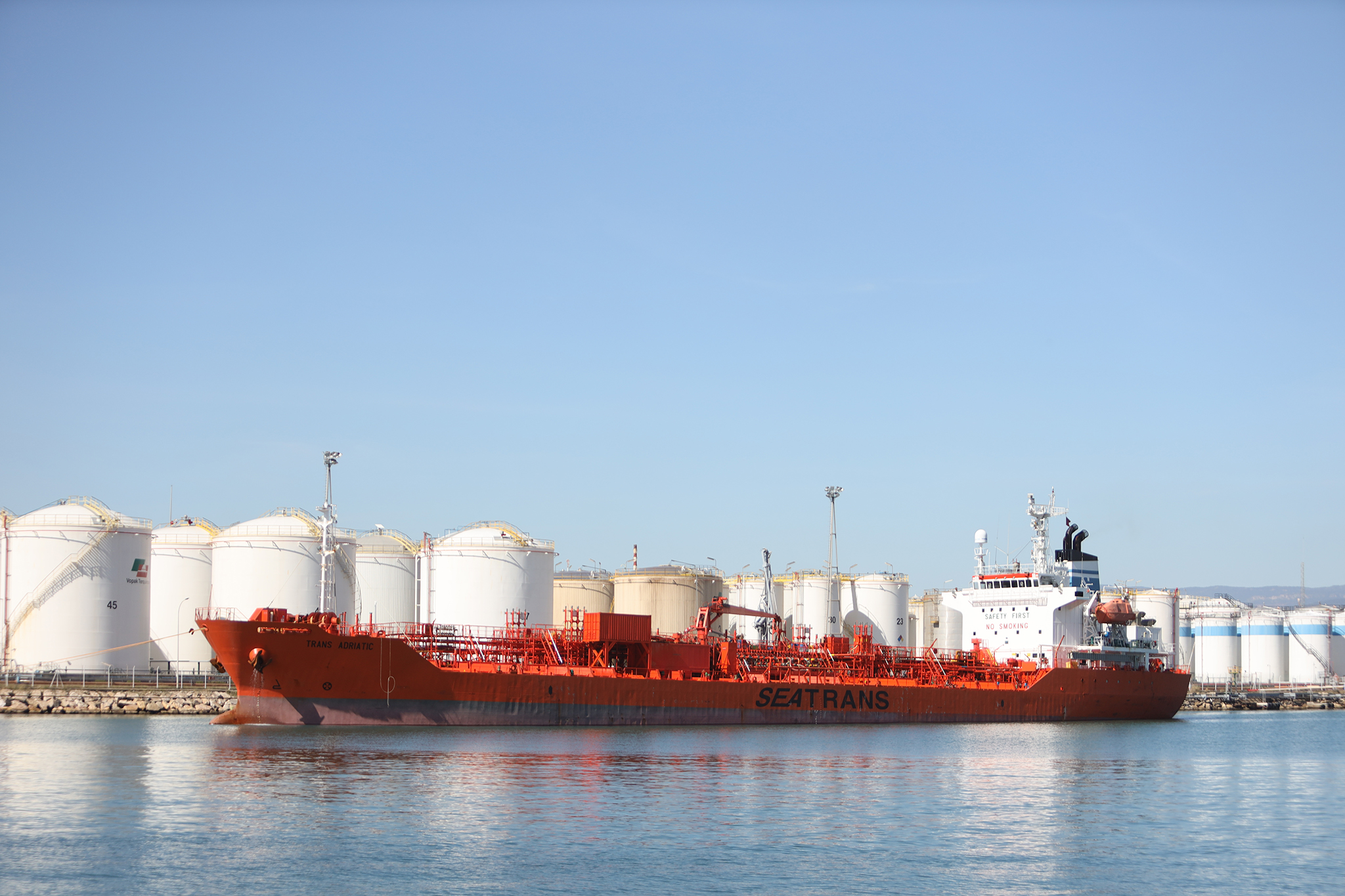 los tráficos en el port tarragona superan los 3 millones de toneladas en octubre