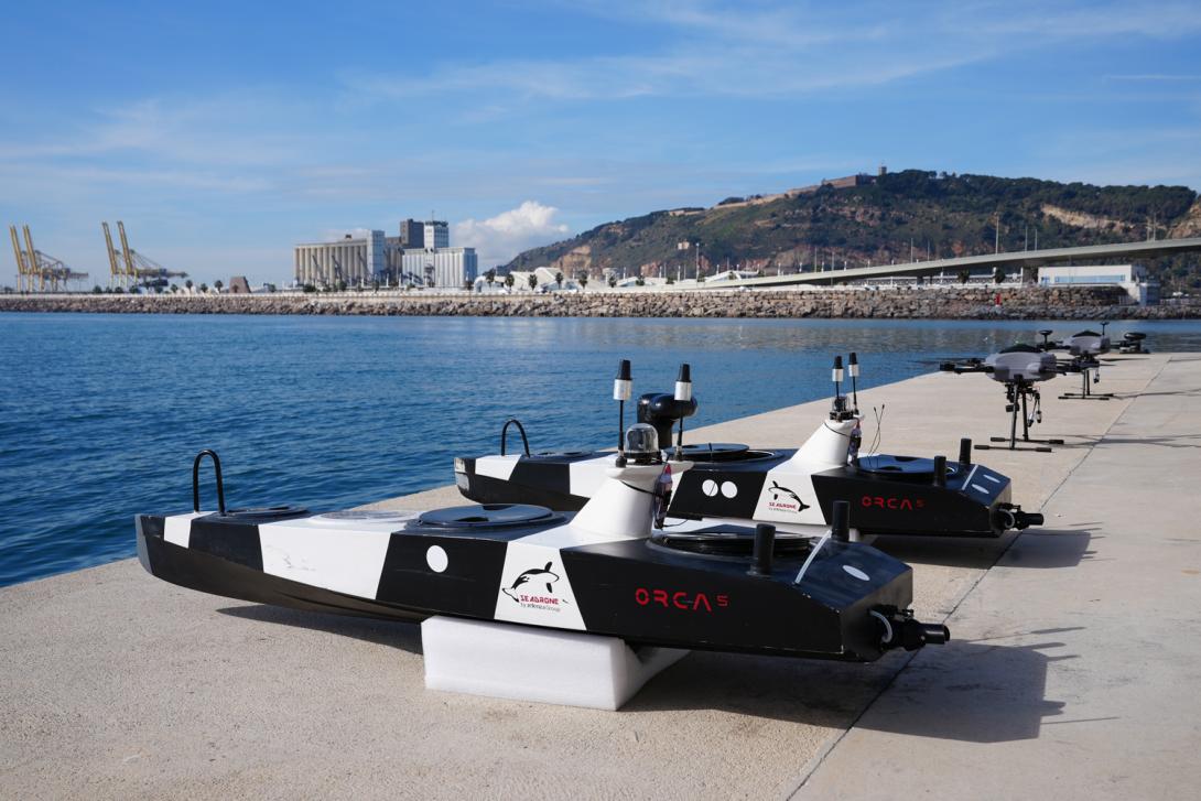 el port de barcelona está llevando a cabo pruebas con una flota de drones tanto aéreos como acuáticos para optimizar la seguridad y la eficiencia en la gestión de sus operaciones.