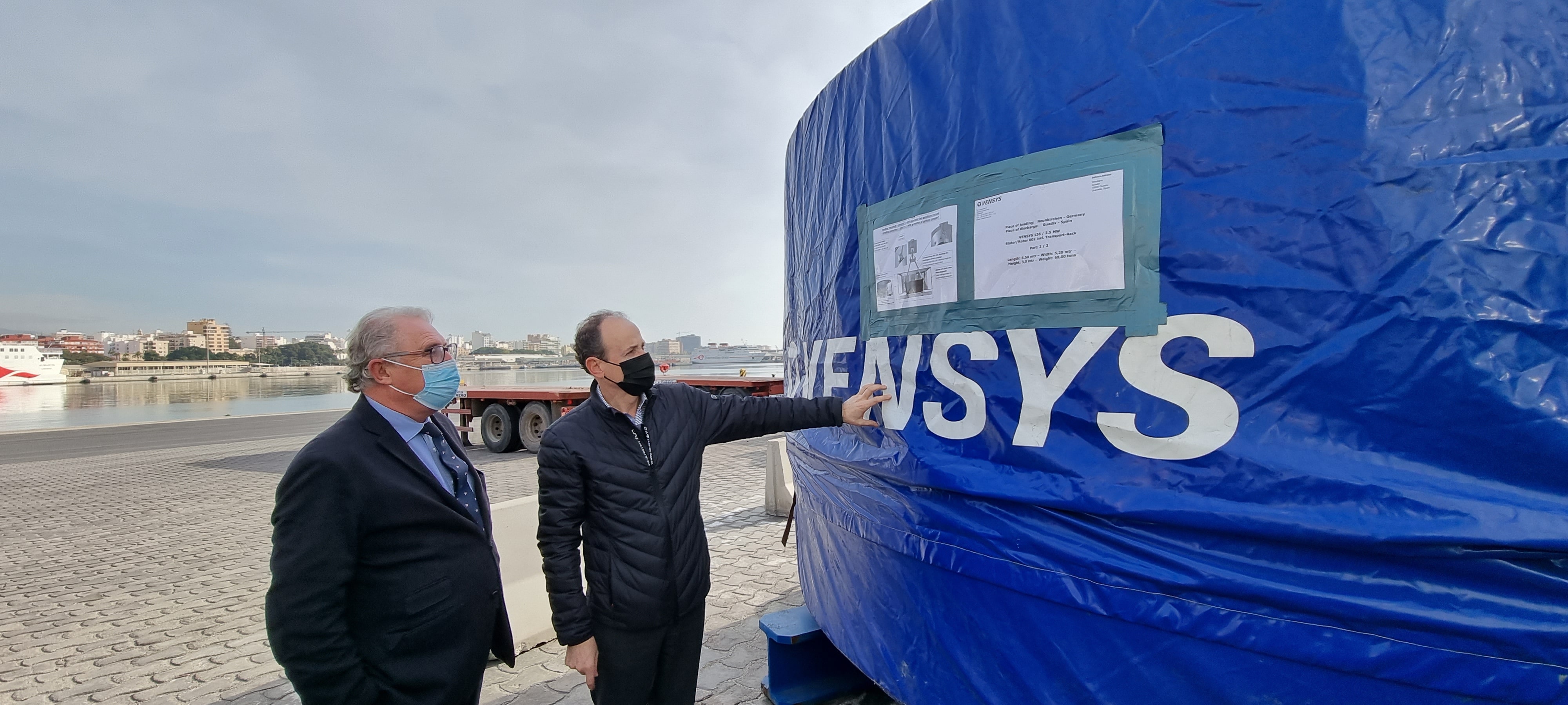 el puerto de almería recibe un aerogenerador vensys para el parque eólico experimental de guadix