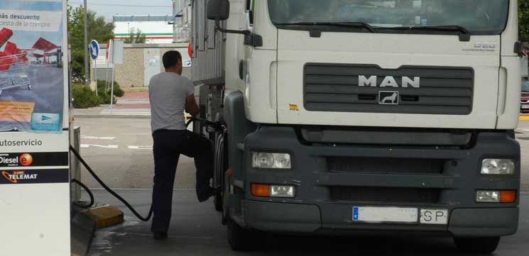 fenadismer no admitirá que el gobierno elimine la figura del gasóleo profesional para el transporte por carretera 