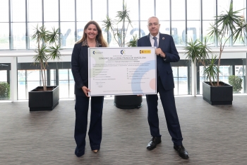 pere navarro y blanca sorigué presentando la credencial.