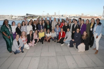 l presidente del port de barcelona, josé alberto carbonell, con las integrantes de la directiva internacional de wista y las profesionales del port que forman parte de la asociación.