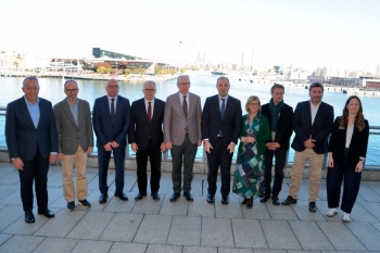 el presidente del port de barcelona, josé alberto carbonell, y el conseller de la presidència de la generalitat de catalunya, albert dalmau, junto a otros participantes del evento.