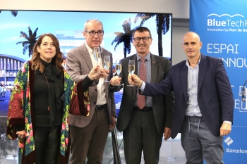 de izquierda a derecha, la directora de innovación y estrategia de negocio del port de barcelona, emma cobos, el presidente del port de barcelona, josé alberto carbonell, el director general del wtcb, carles anglada y el director del port vell, david