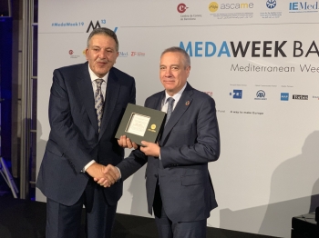 pere navarro recogiendo el galardóan en medaweek 2019