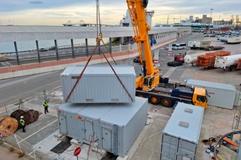los módulos que forman el ops ya se encuentran instalados en la terminal de grimaldi en el muelle de sant bertran.