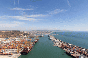 imagen aérea del port de barcelona.