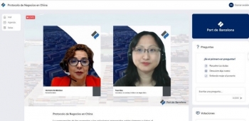 hermínia santisteban, responsable de formació al client del port de barcelona, i yuan gao, en la sessió formativa.