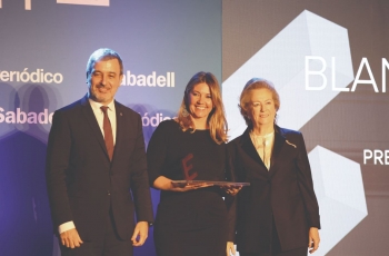 blanca sorigué, directora general del consorci de la zona franca de barcelona, recibió el premio equipara de manos de jaume collboni, primer teniente de alcalde del ayuntamiento de barcelona, y de arantza sarasola, vicepresidenta de prensa ibérica.