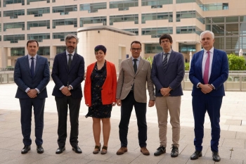 el director general del port de barcelona, Àlex garcia, (en el centro de la imagen) acompañado per representantes del ministerio de transportes y movilidad sostenible, puertos del estado y adif.