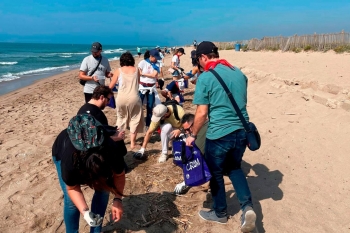 durante la jornada, los participantes han realizado una limpieza intensiva de la playa de el prat de llobregat.