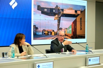 la consejera de territorio, vivienda y transición ecológica, sílvia paneque, y el presidente del port de barcelona, josé alberto carbonell, durante la presentación del pdu.