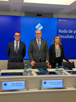 de izquierda a derecha, Àlex garcía, director general del port de barcelona; josé alberto carbonell, presidente, y miriam alaminos, subdirectora general de finanzas, gestión corporativa y estrategia.