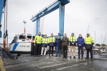 trabajadores de infraestructuras de la aps, junto al presidente – tercero por la izquierda-, y el director, santiago díaz -segundo por la izquierda-, el párroco -quinto por la izquierda- y enrique arriola, de metaltec naval -segundo por la derecha.