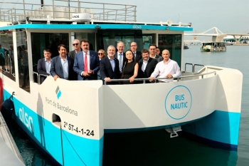 l presidente del port de barcelona, lluís salvadó; el alcalde de barcelona, jaume collboni; el director de port vell, david pino; y el consejero delegado de alsa, francisco iglesias, con otras personalidades.