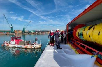 la barrera del muelle de lepant, a punto de ser desplegada con motivo de una formación sobre su funcionamiento.