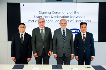 de izquierda a derecha; xiao hui, director general de la smtc; josé alberto carbonell, presidente del port de barcelona; jaume duch, consejero de unión europea y acción exterior de la generalitat de catalunya; y yang zhiyong, vicepresidente de sipg.
