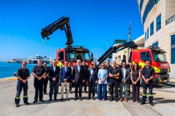 el presidente del port de barcelona, josé alberto carbonell, con el teniente de alcalde de seguridad, prevención, convivencia y régimen interior del ayuntamiento de barcelona, albert batlle, y el director general del port de barcelona, Àlex garcía.