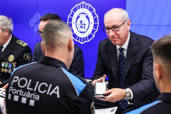 el día de la policía portuaria ha combinado la entrega de las credenciales a los nuevos agentes del cuerpo con la entrega de medallas y felicitaciones públicas a los agentes de policía portuaria con actuaciones especialmente meritorias.