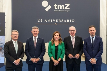 josé alberto carbonell, presidente del port de barcelona, con natalia chueca, alcaldesa de zaragoza y presidenta de tmz, con otras personalidades asistentes al acto.