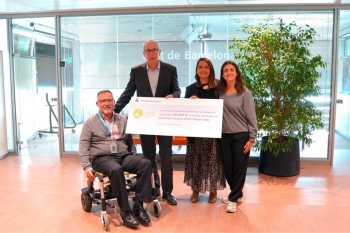 de izquierda en derecha, eduardo gonzález, jefe de conservación y ayudas a la navegación del port de barcelona, josé alberto carbonell, presidente del port de barcelona, mònica pablo y anna rigola, de la fundación catalana de la ela.
