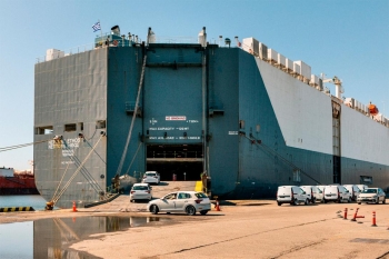 operativa de carga de vehículos en el port de barcelona.