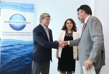 paul holthus, president i ceo del woc, rep les claus de la nova seu de mans de lluís salvadó, president del port de barcelona, en presència d’emma cobos, directora d’innovació i estratègia de negoci del port.