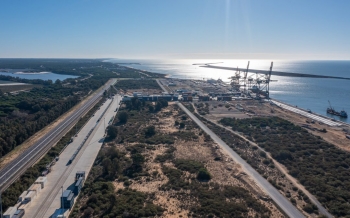 el puerto de huelva iniciará pronto las obras para ampliar la terminal ferroviaria del muelle sur, con una inversión que supera los 7,7 millones de euros.