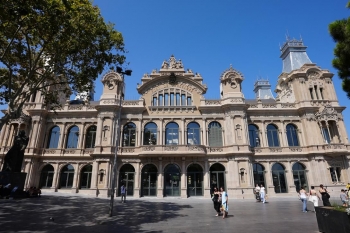 el edificio de portal de la pau con la fachada principal restaurada.