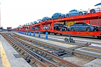 convoy ferroviario en el port de barcelona.