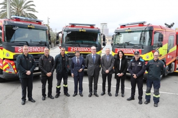 el presidente del port de barcelona, josé alberto carbonell, acompañado del teniente de la alcaldía de seguridad, prevención, convivencia y régimen interior del ayuntamiento de barcelona, albert batlle, así como de mandos de los bombers de barcelona