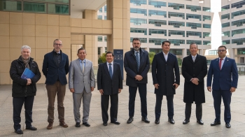 el president del port de barcelona, lluís salvadó, i el ministre d’economia de guatemala, janio rosales, al centre de la imatge, acompanyats per membres de la delegació del govern guatemalenc i altres directius del port de barcelona. 