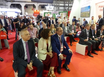 pere navarro con la ministra de hacienda y el presidente de la comunidad de aragón