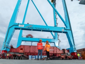 apm terminals valencia completa con éxito el traslado de sus dos nuevas grúas sts triple-e al muelle de levante.