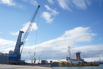 el puerto tarragona realiza una compleja carga al muelle de aragón